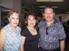 Viajaron a Ensenada B.C. Marco Antonio Guzmán Morales y su mamá Rosa Morales, fueron despedidos por la señora Natalia Meza Cabrales.