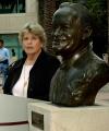 Desde que comenzó su meteórica carrera, Hope ha recibido más de dos mil galardones, lo que lo llevó a figurar en el Libro de los Récord Guinness como el comediante más premiado de la historia. 


En el gráfico:  Bob Hope y su inseparable esposa Dolores en su casa de Palm Spring, California en 1998.
