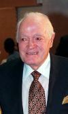 Cuando Hope iniciaba sus monólogos, la audiencia siempre estaba dispuesta a disfrutar de sus chistes. No importaba si el chiste era viejo. El era Bob Hope, y nunca fallaba en su intento de arrancar carcajadas. 


Bob Hope en compañía de Marilyn Maxwell, durante un espectáculo de entretenimiento a los Marines de EU el 26 de octubre de 1950.