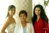 Isabel Ruiz Fernández (izq) fue festejada recientemente con una despedida de soltera, la acompañan su mamá Concepción Fernández de Ruiz y su hermana Chiquis Ruiz