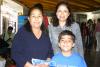 Angélica Torre, Daniela Izaguirre y el niño Javier Ramos fueron captados en la sala del aeropuerto local, en espera de un familiar.