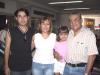 Lorena Ivonne Rodríguez con sus hijos Lorena y David  García se trasladaron a Mazatlán, los despidió un familiar.