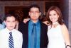 Ignacio Rosales Salas con sus hermanos Miguel Angel y Karla Kanet al término de su ceremonia de graduación
