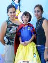 La niña Andrea Hiadly Ocón Luna lució hermosa con su vestido de Blanca Nieves en la fiesta que le ofrecieron por su sexto cumpleaños, la acompañan su mamá y su tía.