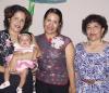 La futura mamá, Mary Carmen Valenzuela de Fernández recibió útiles y lindos regalos para su bebé que está por nacer.