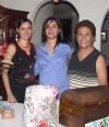 Mary Carmen Valenzuela con las organizadoras de su fiesta de canastilla, Katia Valenzuela y María del Carmen Guerrero.