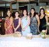 Brenda Román Flores con su hermana Yoyis de Caballero, Maribel de Román, Marisol y Cecilia Ortiz el día de su fiesta prenupcial