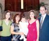 Se celebró el primer cumplaños y a su vez el bautizo de la niña Bárbara Ann Urie Chew, la acompañan sus padres Michael Urie y Claudia de Urie, así como sus tías Carolina Chew y Gloria Chew