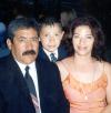 Sr. Gustavo Medina y Roxana Ayup de Medina con su hijo José Carlos Medina Ayup.
