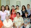 Verónica Lara Duarte con un grupo de damas asistentes a su despedida de soltera