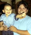 Iker Rafael Caldera con su tía Farah Silva en el festejo que el ofrecieron por su primer año de vida.