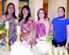 Con una despedida de soltera festejaron a Perla Monserrat Farías James, ofrecida por su mamá Irene James y sus hermanas Roxana y Laura Farías, quienes la acompañan.
