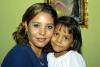 Cecilia Ayerim Romero junto a su mamá, Michelle Mejía Romero, en reciente festejo infantil.