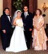 Bruno III Solís Martell y Lizeth Espinoza acompañados por los papás de la novia, los señores Alfredo Espinoza Castruita y Rosa María Villa de Espinoza