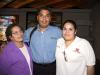 Retornaron a Cancún, luego de visitar a su familia, Guillermo Flores, Marco Antonio Flores, Isabel Flores y Lety de Flores, fueron despedidos por Cuquita Galán.