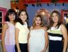 Lupita Andrade de Porras acompañada de Angélica Hernández de Herrera, Yusoni Salcedo y Carmen Andrade Delgado, anfitrionas de su fiesta de despedida