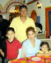 Ángel Estrada y María Teresa Martínez de Estrada con sus hijos en un restaurante de la localidad.