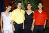  21 de agosto 

Sr. Ángel Flores Cháirez acompañado de su esposa María Georgina Favela Salzar y sus hijos  José Ángel y Fátima, en el convivio que le ofrecieron por su cumpleños.