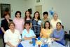 Andrea González de Villarreal con un grupo de damas asistentes a su fiesta de canastilla celebrada recientemente.