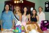 Andrea González de Villarreal con un grupo de damas asistentes a su fiesta de canastilla celebrada recientemente.