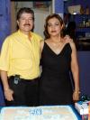 José Angel Flores Cháirez festejó su cumpleaños en  compañía de su esposa María Georgina Favela Salazar, quien le organizó la fiesta.