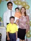Al cumplir un año de edad festejaron al pequeño  Jesús Andrés, lo acompañan sus padres Pedro López y Gabriela Campos y su hermanito.