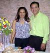 Con una despedida de soltera festejaron a Gisella López  con motivo de su próxima  boda con Juan Antonio Requejo Torres, la acompañan sus anfitrionas.