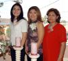 Captada en su primera despedida de soltera aparece Alejandra Nahle Zarzar, acompañada por las organizadoras de la reunión, señoras Roario Álvarez de Mijares y Alejandra Zarzar de Nahle.