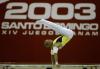 El colombiano Giovanni Quintero es felicitado por su entrenador después de haber conquistado la medalla de bronce en en All-Around varonil.