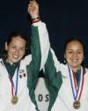 La ganadora de la medalla de bronce Daniele Hypolito, durante su actuación en las barras paralelas.