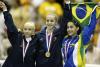 Chellsie Memme, es felicitada por su compatrita Nastia Liukin por haber ganado la medalla de oro en el All Around Individual de gimnasia femenil.