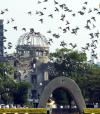 Japón confía en la actualidad en la protección nuclear de Estados Unidos, el país que lanzó las bombas atómicas contra Hiroshima y Nagasaki, como parte de una alianza que constituye la piedra angular de la política exterior japonesa.