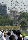Ante unas 40 mil personas congregadas en el Parque Conmemorativo de la Paz, el alcalde de Hiroshima, Tadatoshi Akiba, acusó a Estados Unidos de 'adorar las armas como si fueran Dios', según reportes de la agencia japonesa de noticias Kyodo.