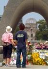 Ante unas 40 mil personas congregadas en el Parque Conmemorativo de la Paz, el alcalde de Hiroshima, Tadatoshi Akiba, acusó a Estados Unidos de 'adorar las armas como si fueran Dios', según reportes de la agencia japonesa de noticias Kyodo.