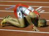 Mickey Grimes festeja haber ganado la medalla de oro de los 100 m.