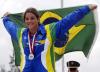 La cubana Eglis Yaima Cruz, celebra su medala de oro en compañía de las ganadoras del plata y bronce Sarah Nlakeslee y Hattie Ponti en tio a 50 metros en tres posiciones.