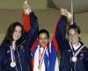 Victoria Palacios Y Rosario Sánchez muestran sus medallas al público.