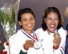 La cubana Eglis Yaima Cruz, celebra su medala de oro en compañía de las ganadoras del plata y bronce Sarah Nlakeslee y Hattie Ponti en tio a 50 metros en tres posiciones.