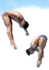 Victoria Palacios Y Rosario Sánchez muestran sus medallas al público.