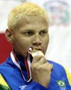 El brasileño Rafael Mosca llega con un peculiar sombrero a la final de 200 metros libres en natación, en donde su compatriota Rodrigo Castro fue el ganador de la medalla de plata.