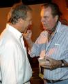 Kevin Costner regaló varios autógrafos a sus seguidores que lo esperaban en la entrada del 'Hollywood Section'.