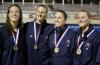 La estadounidense Diana Macmanus manda un beso arriba del podio cuando recibió la medalla de oro por los 100 metros espalda en natación.