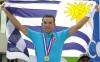 George Bovell, de Trinidad y Tobago se llevó el oro en los 200 metros, el posa junta a los medallistas de plata y bronce Thiago Pereira y Eric Donnelly.