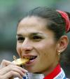 Ana Guevara subió al podio para escuchar el himno mexicano luego de recibir la medalla de oro que ganó ayer en el Stade de France en la final de los 400 metros planos. La sonorense apenas derramó un pequeña lágrima ante el izamiento de la bandera tricolor y la entonación del Himno Nacional.