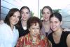 Doña Maruza Ortiz de García captada con sus nietas: Ana Cristina, Susana, Sofía y Mariana.