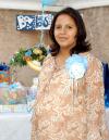 Por la próxima llegada de su primer bebé Wendy Gutiérrez de Abab fue festejada con un convivio preparado por su mamá, Rosa María García.