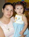Luly Quintero Guerra a la edad de un año seis meses;  la acompaña su mamá Lulú G. de Quintero.