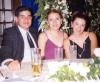 Alejandro Roiz, Laura López y Marcia Tapia captados en la recepción de boda de Víctor y Alina.