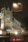 Blaine se encuentra desde el 05 de septiembre en una caja de metacrilato de dos metros de alto, dos de ancho y uno de fondo que quedará suspendida por una grúa junto al famoso 'Tower Bridge', el Puente de la Torre de Londres.