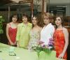 La novia Alma Delia Valdez acompañada por un grupo de amigas el día de su despedida de soltera.
